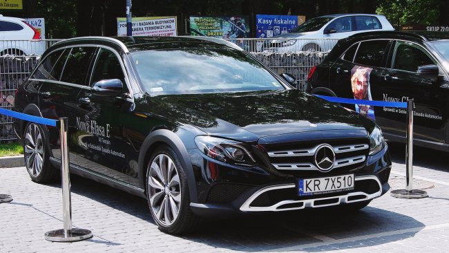 Nowa Klasa E All-Terrain, czyli wizytowy garnitur na leśne ognisko