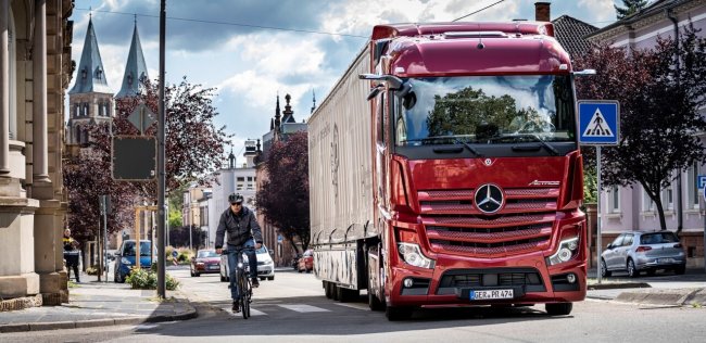 Nowy Actros ciężarówką lat 20-tych XXI wieku