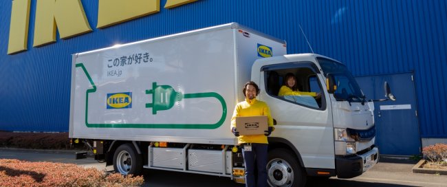 Lekki ciężarowy Fuso eCanter działa na pełnych obrotach w branży meblarskiej.