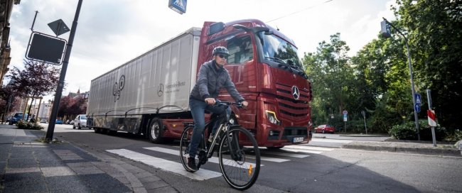 Inteligentny system ostrzegania - asystent martwego pola Mercedes-Benz Trucks