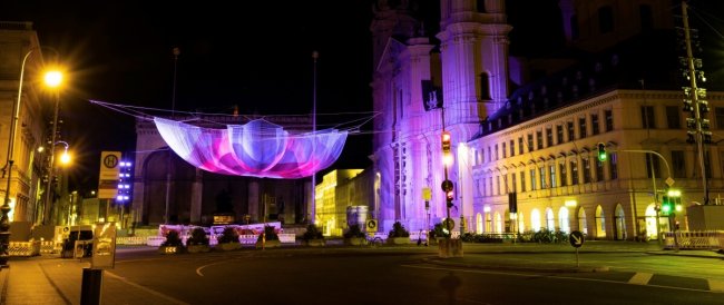 Mercedes współtworzy rzeźbę z włókien do recyklingu.