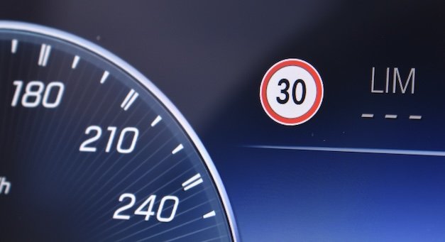 Jak działa Asystent znaków drogowych? | Systemy asystujące w Mercedes-Benz