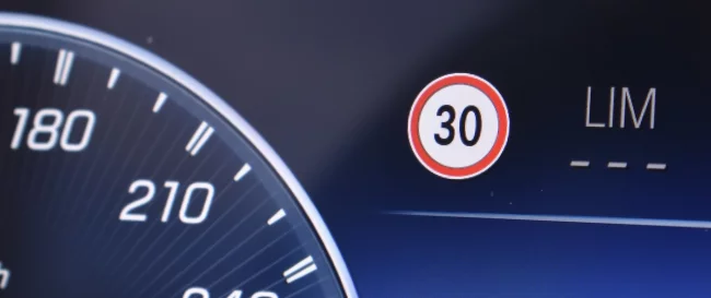 Jak działa Asystent znaków drogowych? | Systemy asystujące w Mercedes-Benz