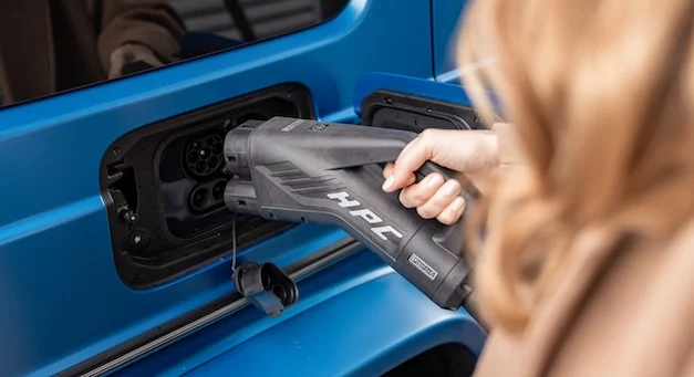 Atrakcyjniejsze stawki MB.CHARGE Public – tańsze i wygodniejsze ładowanie hybryd plug-in oraz modeli elektrycznych Mercedes-Benz