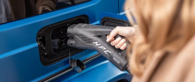 Atrakcyjniejsze stawki MB.CHARGE Public – tańsze i wygodniejsze ładowanie hybryd plug-in oraz modeli elektrycznych Mercedes-Benz