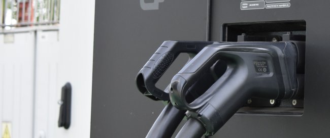 Ładowanie elektrycznego Mercedesa – kolejność podpięcia przewodów