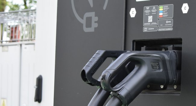 Ładowanie elektrycznego Mercedesa – kolejność podpięcia przewodów