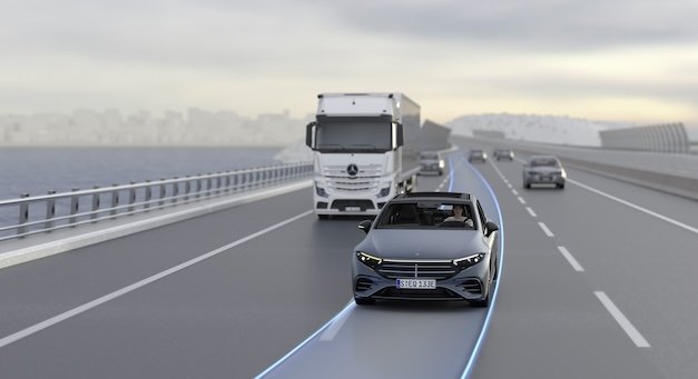 Jak działa Aktywny asystent zmiany pasa ruchu? | Systemy asystujące Mercedes-Benz