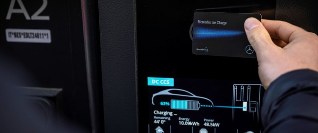 Mercedes me Charge – łatwiejsze i bardziej przejrzyste ładowanie samochodów dzięki uproszczonym stawkom