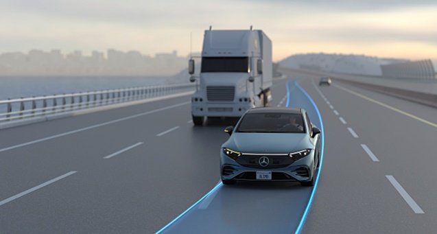 Mercedes-Benz wprowadza na europejskim rynku funkcję Automatycznej zmiany pasa ruchu