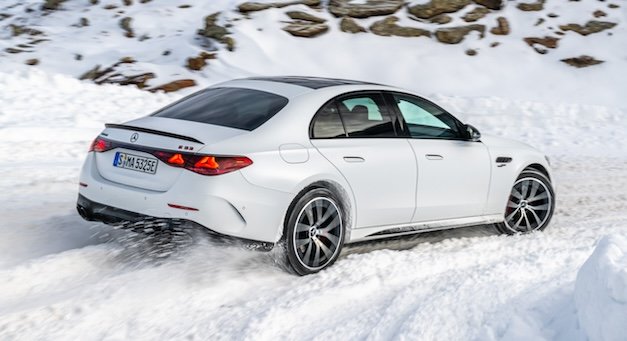 Jak jeździć zimą Twoim Mercedes-Benz? Wykorzystaj technologie dla bezpieczeństwa i pewności na drodze.