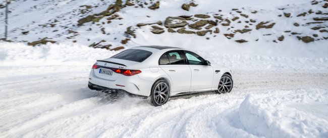 Jak jeździć zimą Twoim Mercedes-Benz? Wykorzystaj technologie dla bezpieczeństwa i pewności na drodze.