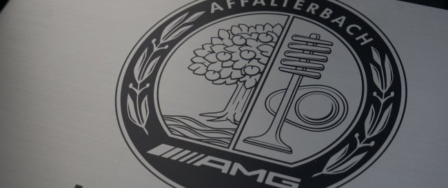 Skąd wzięło się okrągłe logo AMG? | Historia Mercedes-AMG