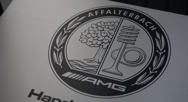 Skąd wzięło się okrągłe logo AMG? | Historia Mercedes-AMG