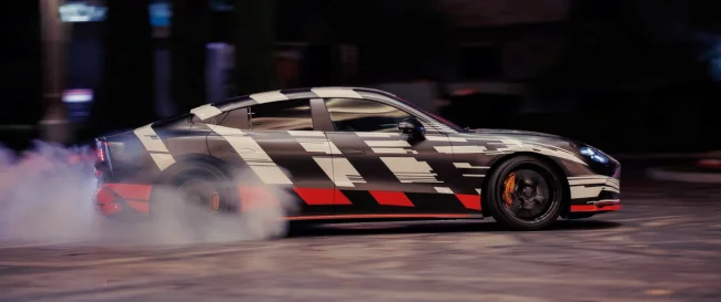 Brad Pitt nową twarzą Mercedes-AMG. Spektakularna premiera w Las Vegas i zapowiedź rewolucyjnego AMG GT 4-Door Coupe