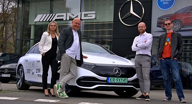 Podróż przez świat sztuki i motoryzacji – Mercedes-Benz EQS 450+ dla Teatru Łaźnia Nowa
