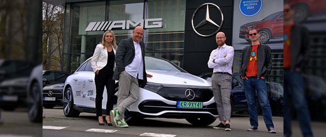 Podróż przez świat sztuki i motoryzacji – Mercedes-Benz EQS 450+ dla Teatru Łaźnia Nowa