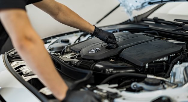 Kiedy wymienić olej w Mercedes-Benz? Jaki rodzaj wybrać?