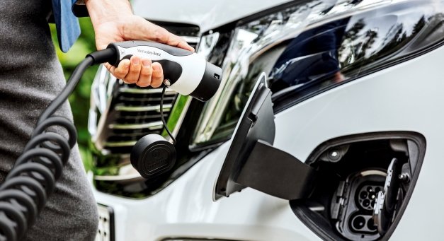 Jak dbać o samochód elektryczny – bateria – porady eksperta Mercedes-Benz Vans