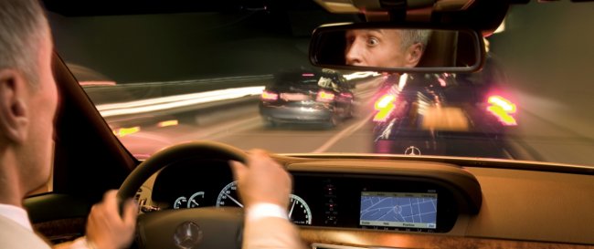 Zdarzył się wypadek, awaria. Nie wiesz co zrobić? Mercedes-Benz służy pomocą.