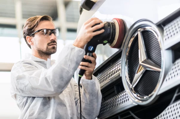 Zminimalizuj koszty przestoju. Wybierz profesjonalny serwis blacharsko-lakierniczy dla floty samochodów ciężarowych Mercedes-Benz