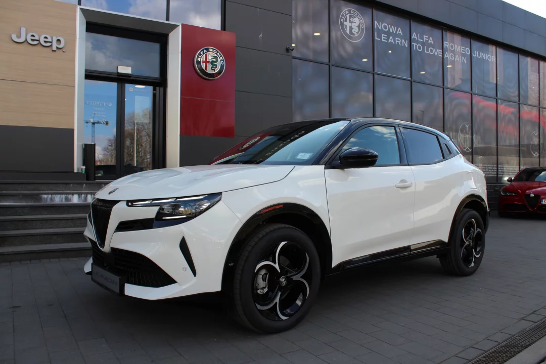 Alfa Romeo Junior Ibrida TI Q4 1.2 145 KM eDCT6 MHEV