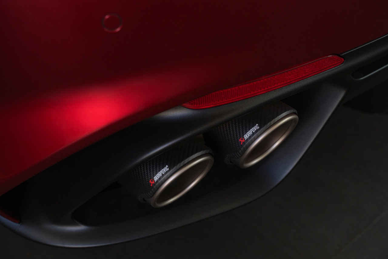 Na zdjęciu jest układ wydechowy Akrapovic w Alfa Romeo 