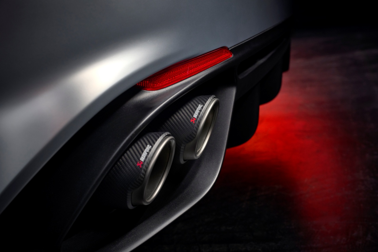 Na zdjęciu widać układ wydechowy Akropovic w Giulii Quadrofoglio Luna Rossa