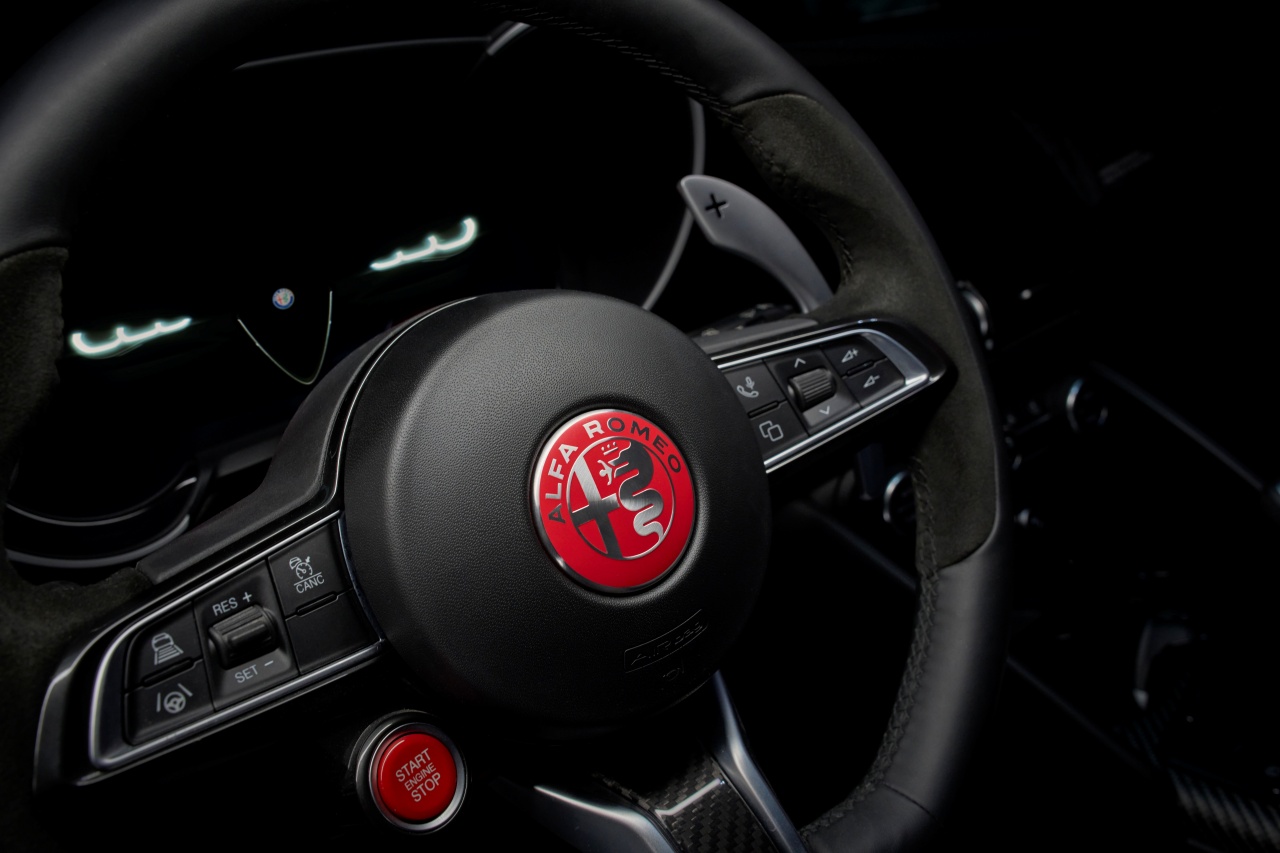 Na zdjęciu widać kierownicę Giulii Quadrifoglio Luna Rossa