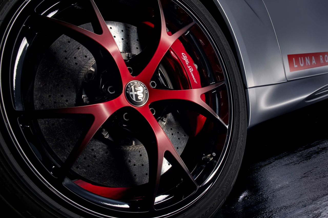 Na zdjęciu widać koło Giulii Quadrifoglio Luna Rossa