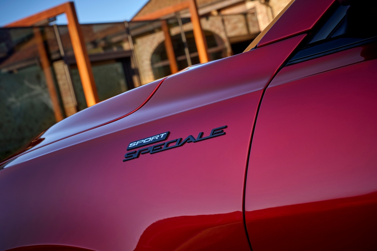 Na zdjęciu widać emblemat nowej Alfa Romeo Tonale Speciale,