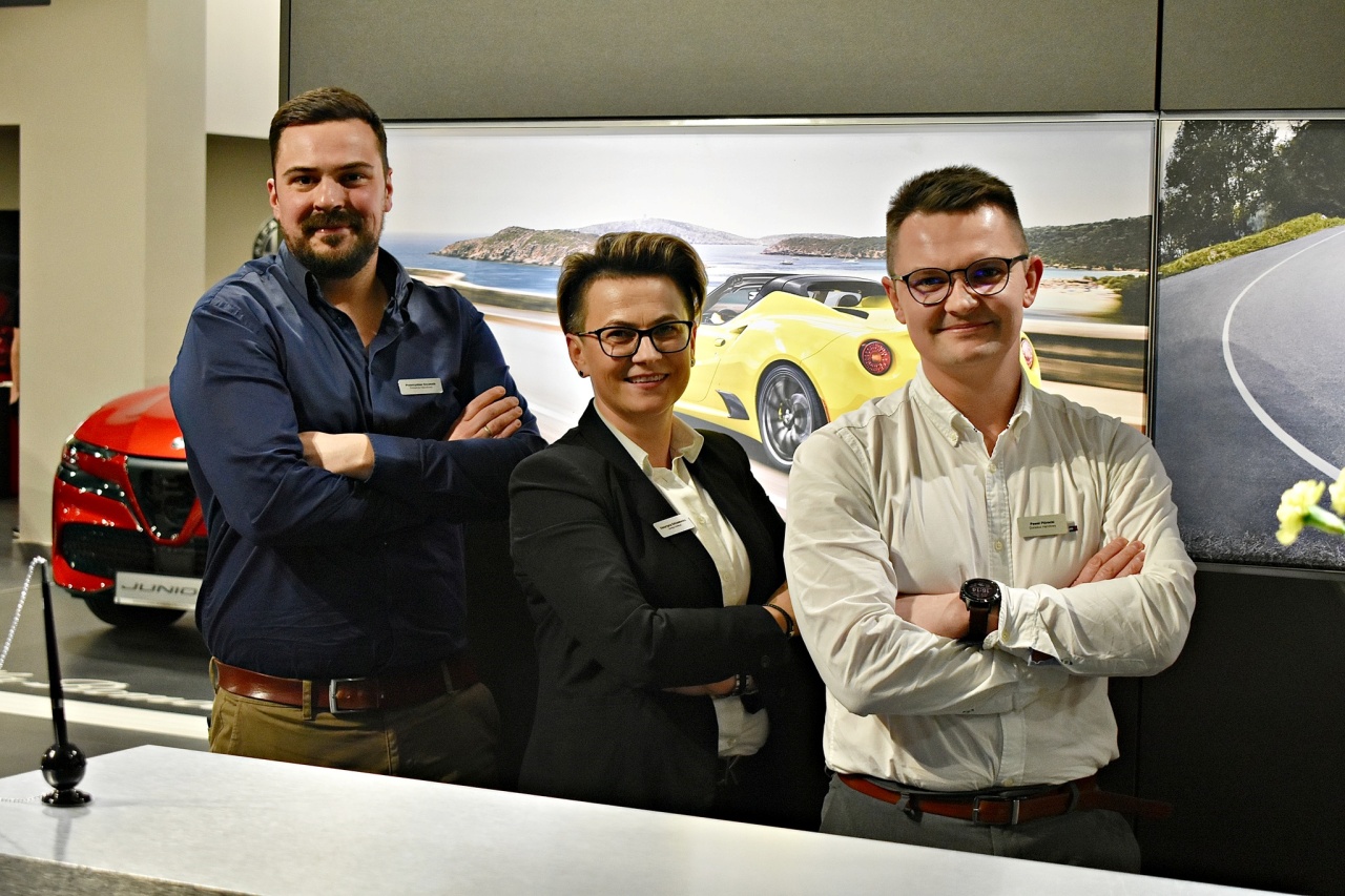 Na zdjęciu widoczni są Doradcy Handlowi samochodów osobowych marki Alfa Romeo Sobiesław Zasada Automotive z oddziału Starowa Góra