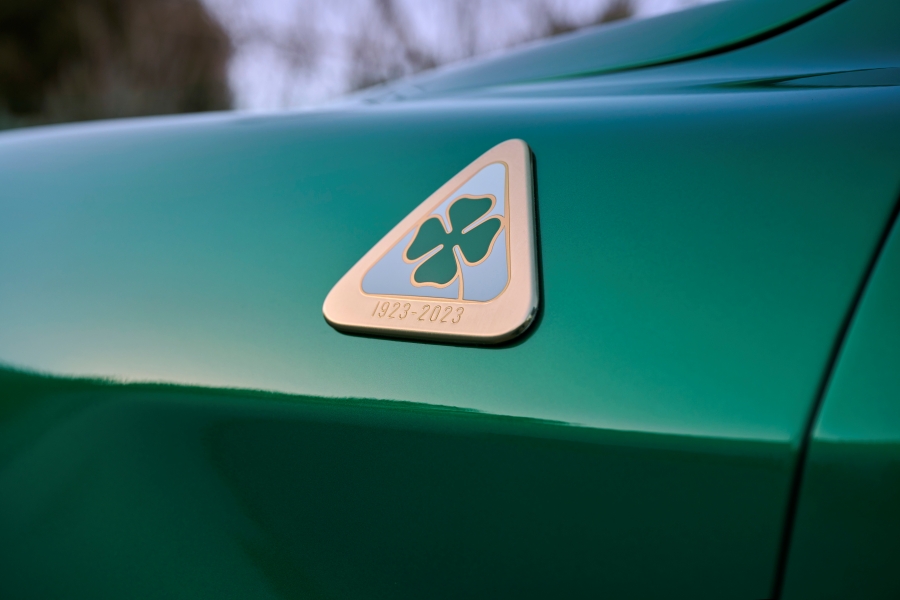 Jubileuszowy emblemat Alfa Romeo Quadrifoglio 100th Anniversario