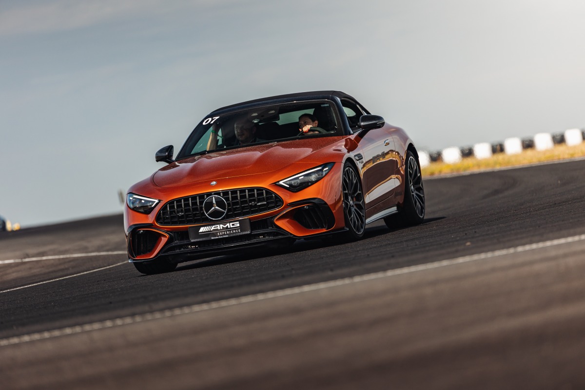 Na zdjęciu widzisz samochód Mercedes-AMG SL jadący po torze.