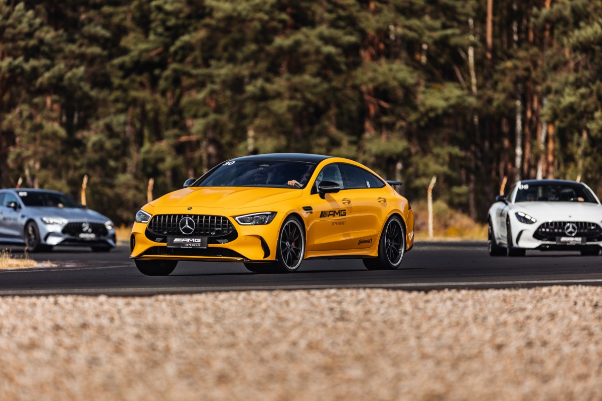 Na zdjęciu widzisz samochody Mercedes-AMG jadące po torze.