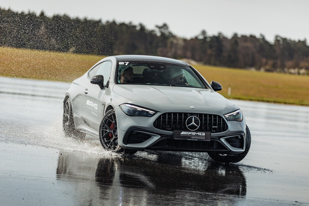 Na zdjęciu widzisz samochód Mercedes-AMG CLE będący w poślizgu na torze.