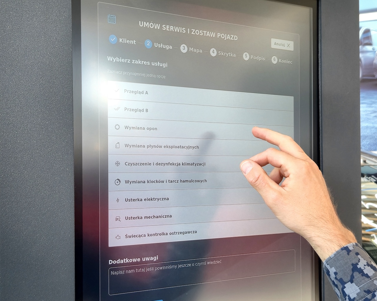 Na zdjęciu widzisz ekran kluczykomatu wyświetlający dostępne usługi.