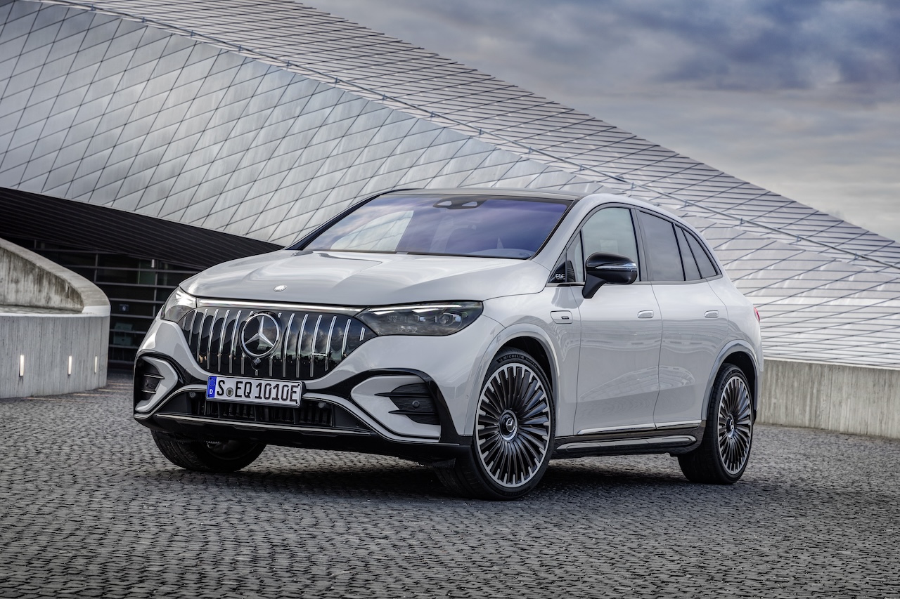 Na zdjęciu widzisz Mercedesa-AMG EQE SUV-a w szarym kolorze.