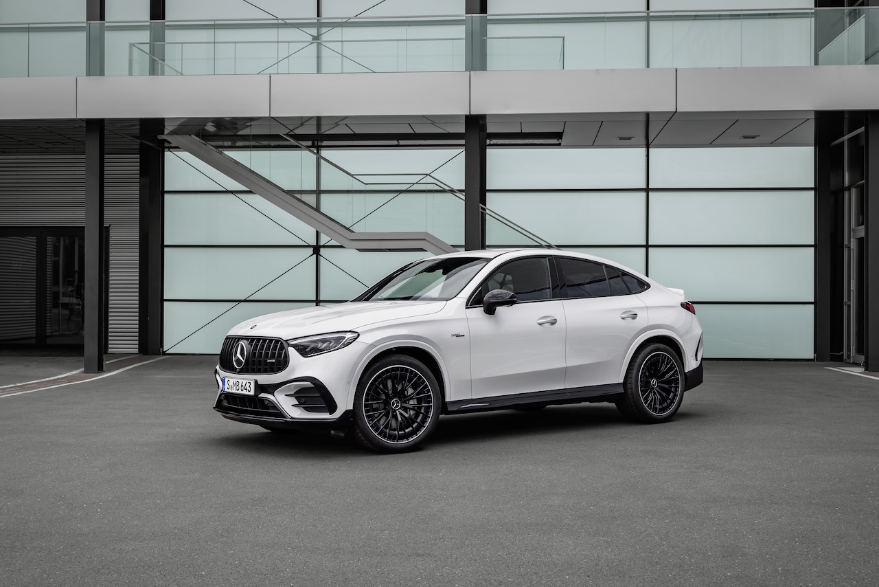 Na zdjęciu widzisz Mercedesa-AMG GLC w kolorze białym.