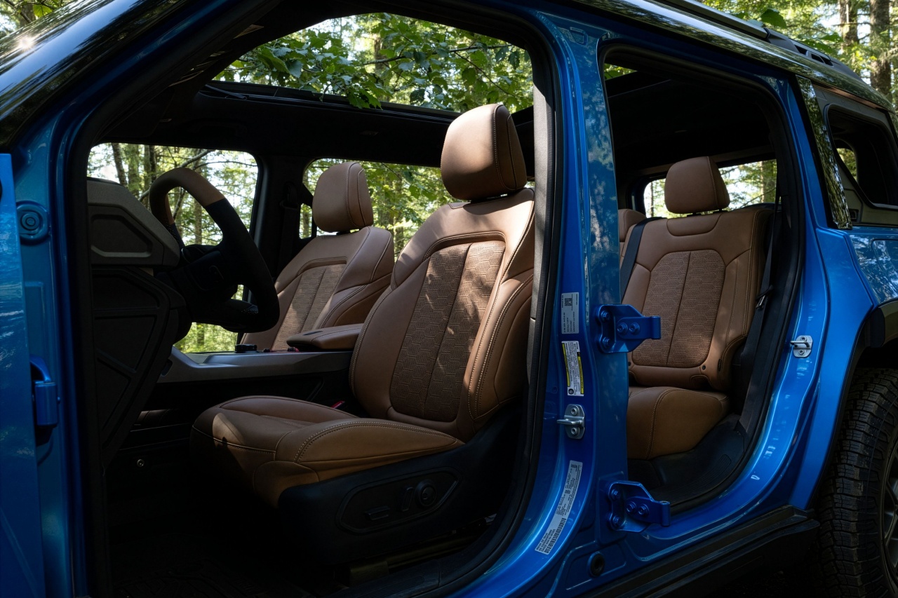 Na zdjęciu widoczne są fotele Jeepa Recon 2026.