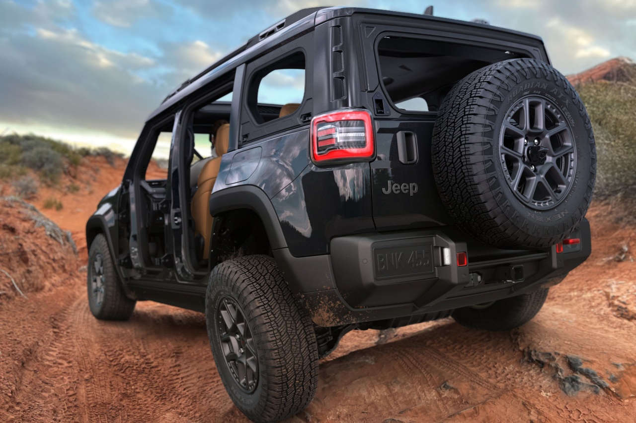 Na zdjęciu widoczny jest Jeep Recon 2026 w terenie.