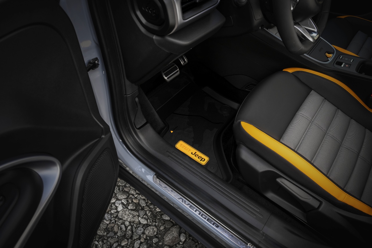 Jeep Avenger The North Face 4xe wnętrze