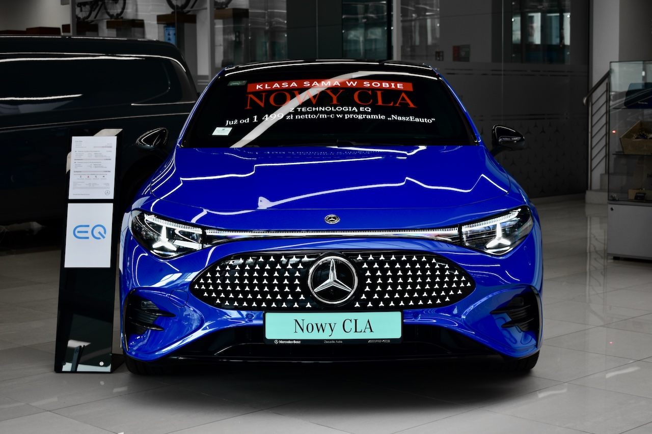 Na zdjęciu widzisz przód Nowego CLA w kolorze niebieskim.