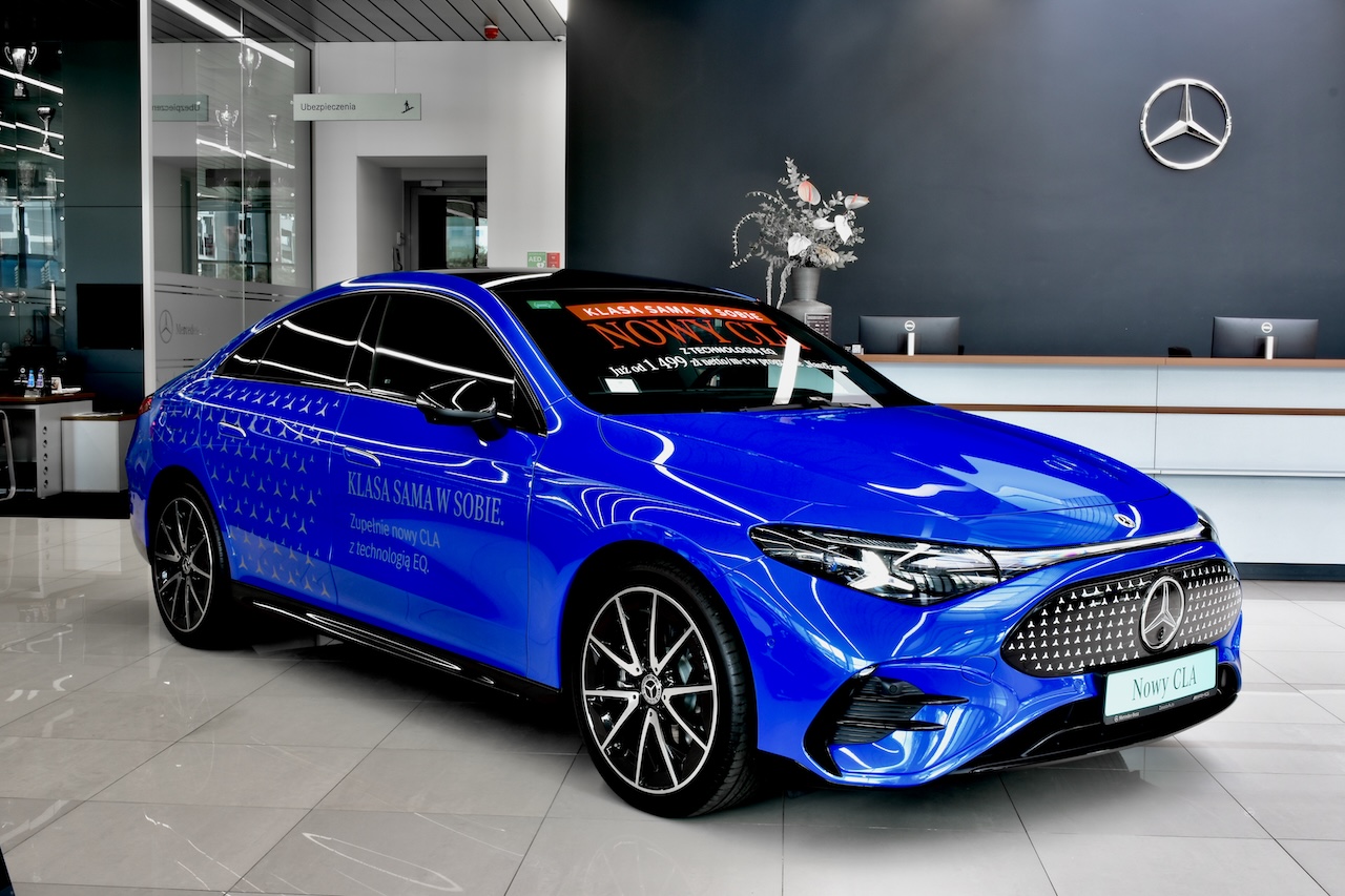 Na zdjęciu widzisz Nowego CLA w kolorze niebieskim.