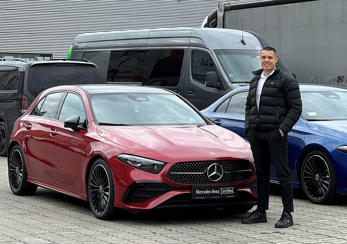 Na zdjęciu widzisz sprzedawnę sprawdzonych, używanych samochodów Mercedes-Benz, Alana Pękala z oddziału w Rzeszowie.