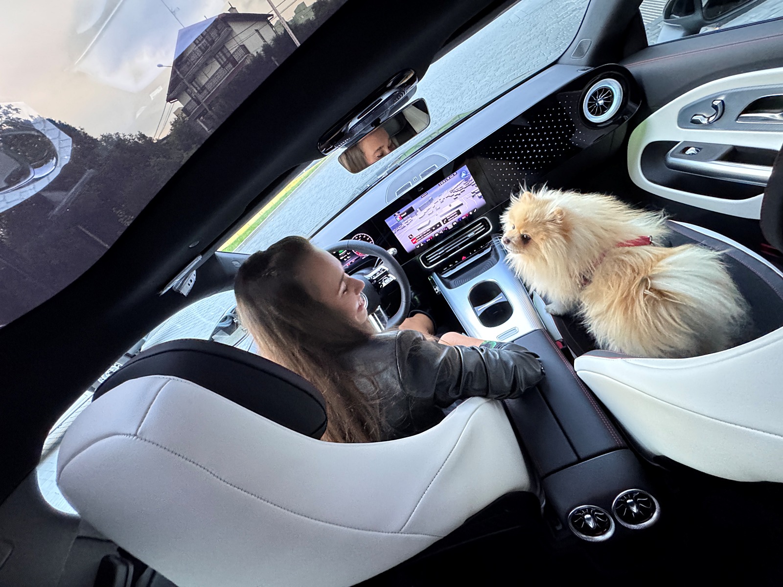 na zdjęciu widzisz: Marcelina Ziętek w Nowym Mercedes-Benz CLA