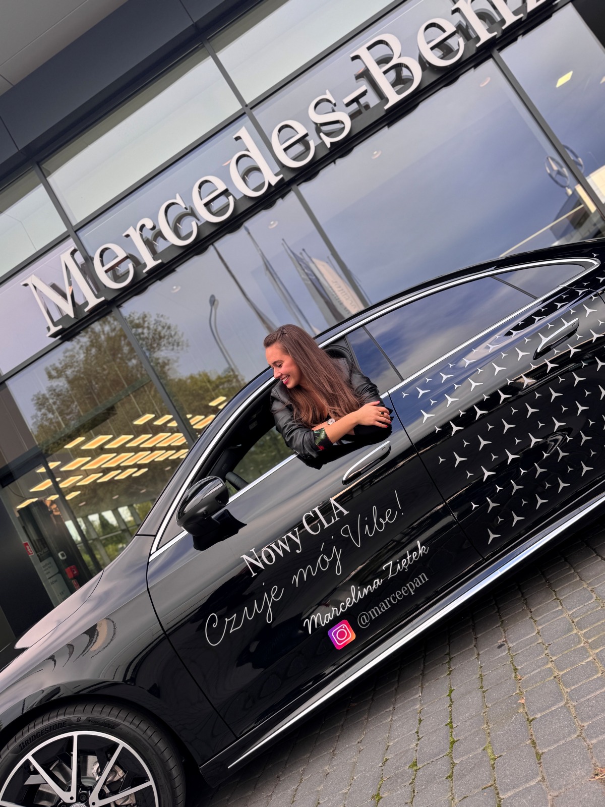 Na zdjęciu widzisz: Marcelina Ziętek testuje Nowego CLA w Mercedes-Benz Sobiesław Zasada Automotive