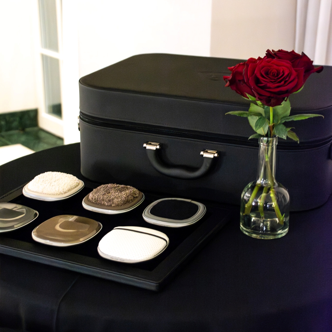 na zdjęciu widzisz wzorniki lakier&oacute;w, tapicerek, dywan&oacute;w z linii personalizacji MANUFAKTUR od Mercedes-Benz