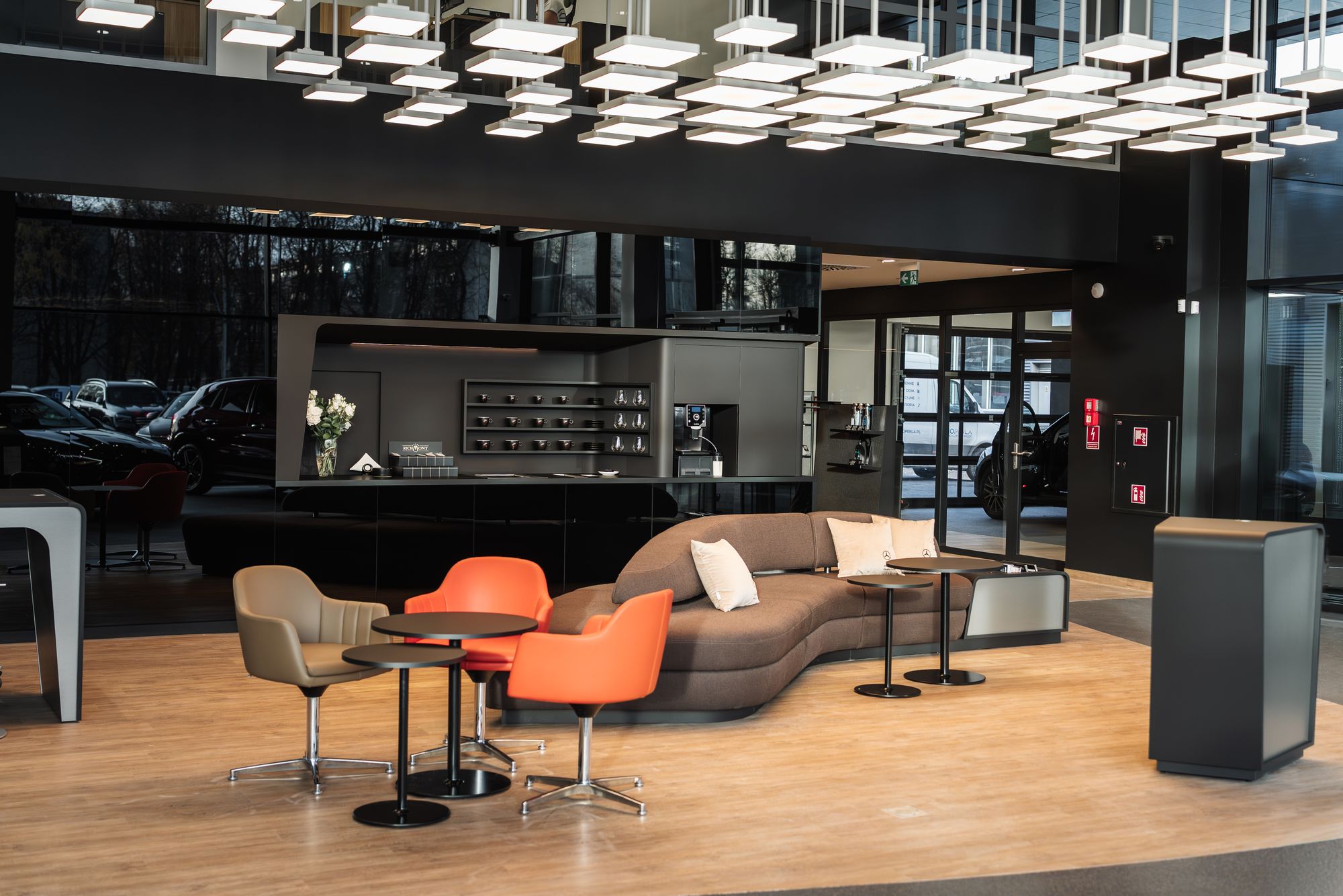 na zdjęciu widzisz nowy salon Mercedes-Benz Sobiesław Zasada Automotive w Łodzi