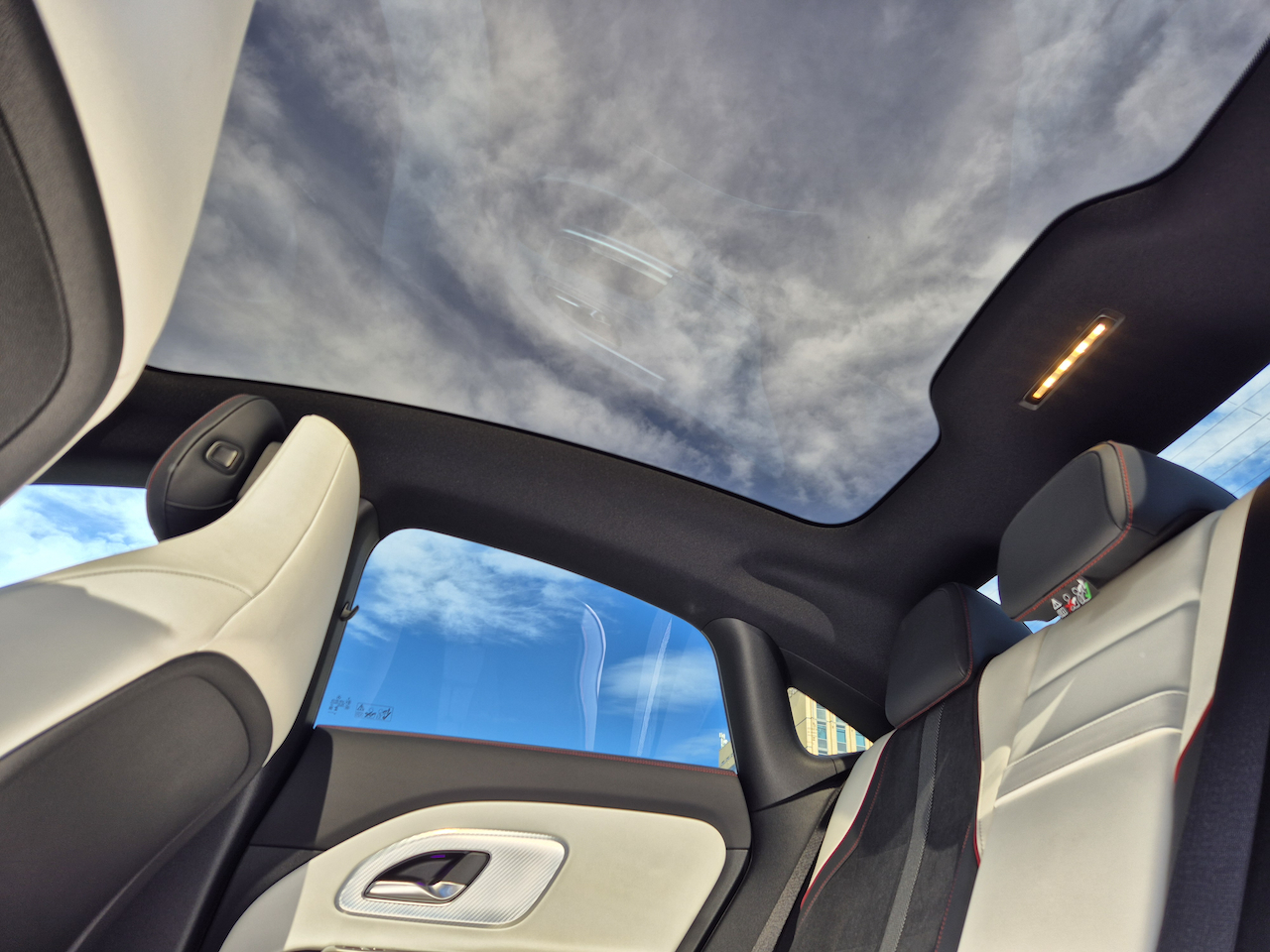 Na zdjęciu widzisz przeszklony dach Nowego CLA